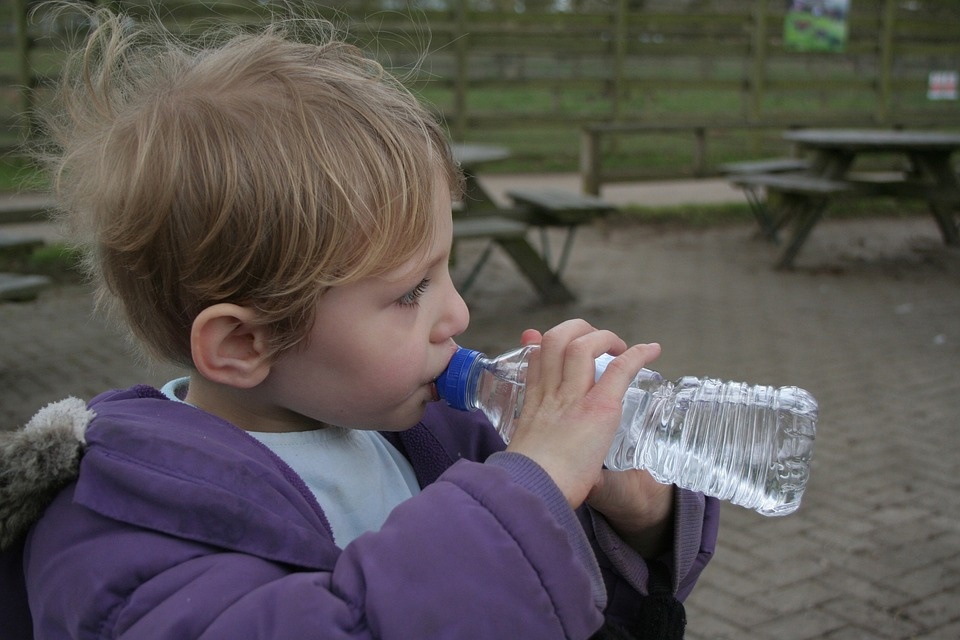 Лучшая вода для вашего малыша kids drink water3.jpg